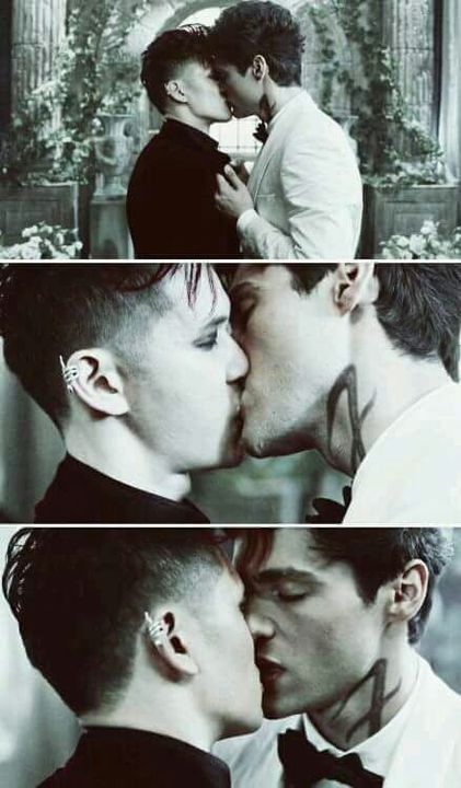 MalecScroll's tweet photo. And of course, Alec kissing Magnus is in the first place.
#Malec
#Shadowhunters
#SaveShadowhunters https://t.co/b4SmIVW2t7