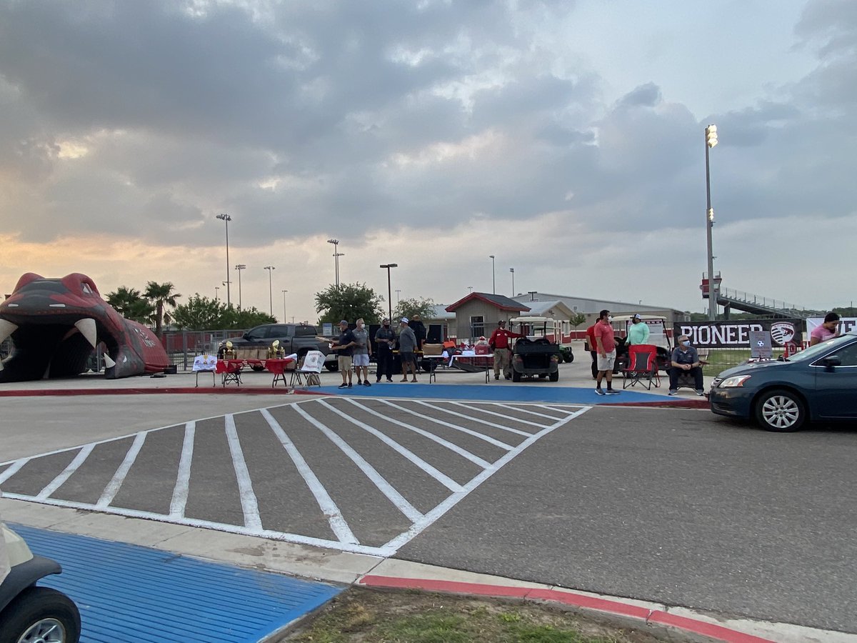 DBack_Football's tweet photo. PHS DBack Drive-By Banquet!!🐍🥇 Honoring all our student-athletes & their successes this year! 🏆💥Bonus Pic: New 🏈HC & Pizza Delivery Man, Coach Gali!! #DBackPride https://t.co/2jXKlIiTQA