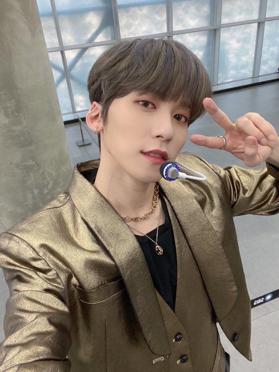 official_ONEUS's tweet photo. [#건희] 더쇼 무대 하기 전🙂✌🏻〰 https://t.co/kdfCVqvKRR