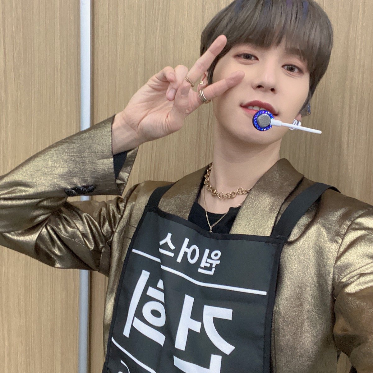 official_ONEUS's tweet photo. [#건희] 더쇼 무대 하기 전🙂✌🏻〰 https://t.co/kdfCVqvKRR