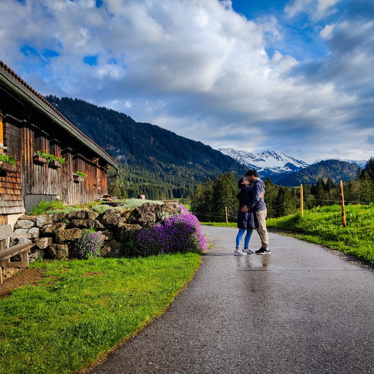 EmilianoSecoB's tweet photo. Me mudé a un pueblito en los Alpes con mí novia. Estamos así 😍 https://t.co/OnNpsyF0PK