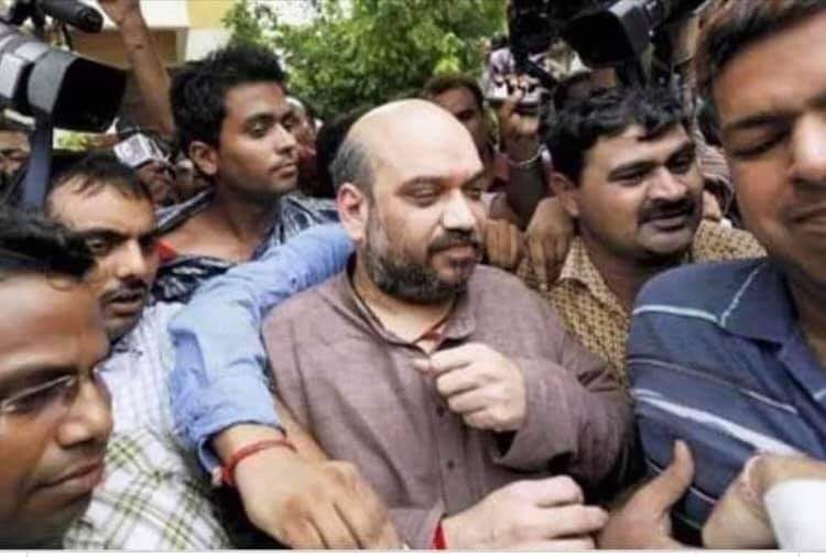 2010.... गुजरात में भाजपा प्रचंड बहुमत के साथ सत्ता में थी और नरेंद्र मोदी CM थे। तब राज्य के गृहमंत्री अमित शाह को CBI ने गिरफ्तार किया था। उस समय ना तो नरेंद्र मोदी ने CBI कार्यालय पहुँच कर अराजकता फैलाया और ना ही भाजपा कार्यकर्ताओं ने CBI अधिकारियों पर पत्थर चलाए।