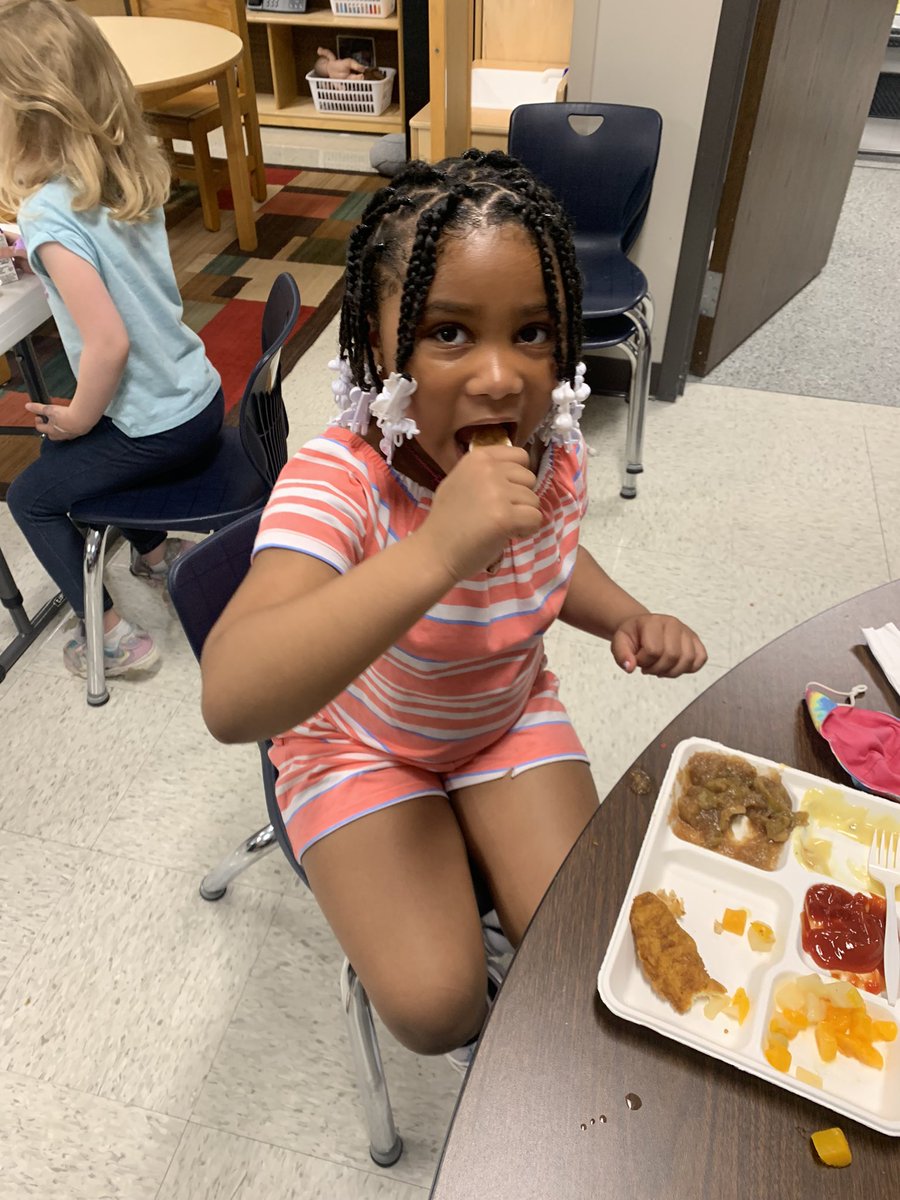 MissMeganLL8's tweet photo. Apple sauce today! We cut our apples then we let them cook all day! By lunch time we had APPLE SAUCE! *tip next time use red apples 🍎 green are too sour! 🍏 but we still had so much fun! #cpsmaxstart #cpsbest #preschool https://t.co/RzCpevprD5