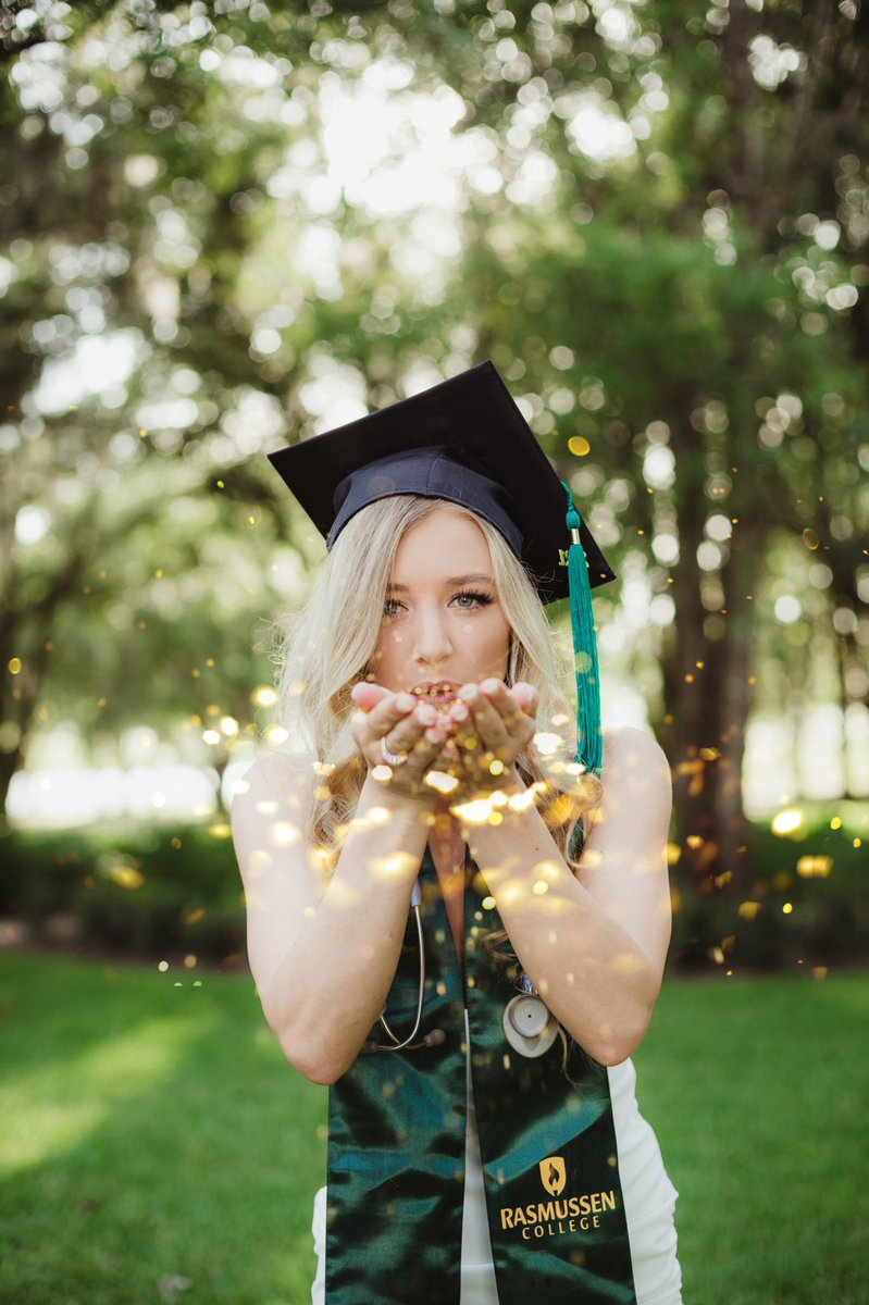 kait_bennett02's tweet photo. grad pics came through 👩🏼‍🎓👩🏼‍⚕️ https://t.co/yEx1IrlrAn