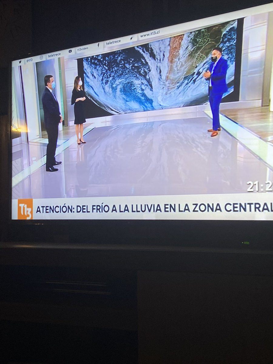 Niicool__'s tweet photo. Que bien! Todos usando mascarillas y no esas pantallas faciales. Bien @T13 https://t.co/KGWiDOGoHW