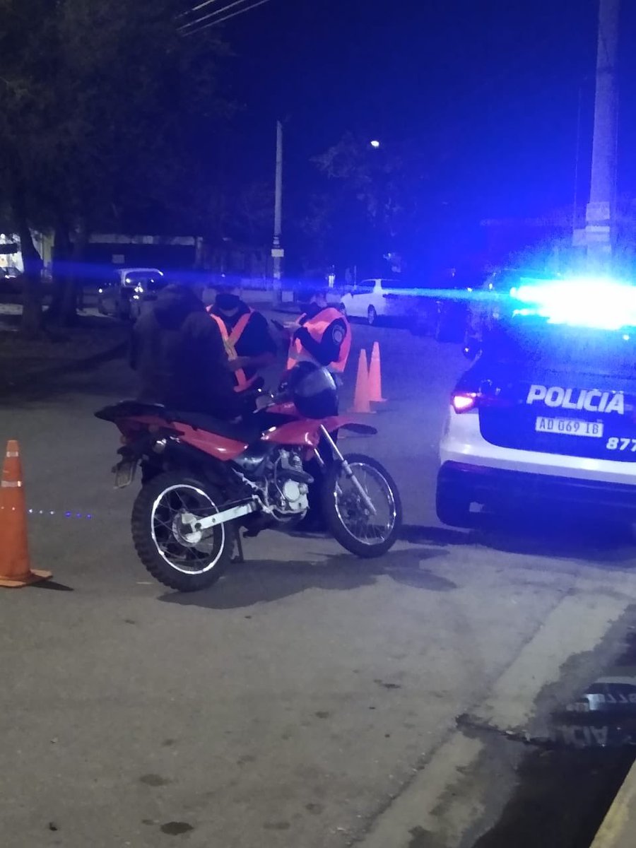 PoliciaCbaOf's tweet photo. El #DispositivodeSeguridad realizado en Bº #VillaElLibertador, del que participaron efectivos del #CAPIII, #GSM de Policía Barrial, camión de reconocimiento facial y Div. #MotocicletaSur. Culminó con el control de 81 personas como así también 45 autos y 31 motocicletas. https://t.co/bVi5uU2d4v