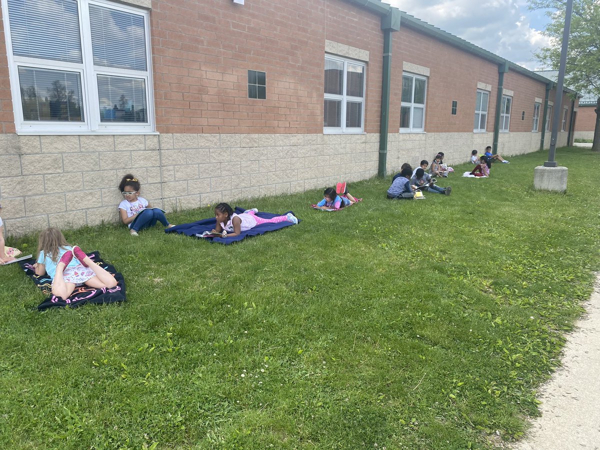 Someone said “Teach”? We thought you said “Beach”! Today was Beach Day at Tussing! Our students wore their beach gear, a towel and brought their favorite book to read. The weather was PERFECT! 🌞🌞😎 #teamtussing #monthofmayfun #funinthesun #readingisfun
