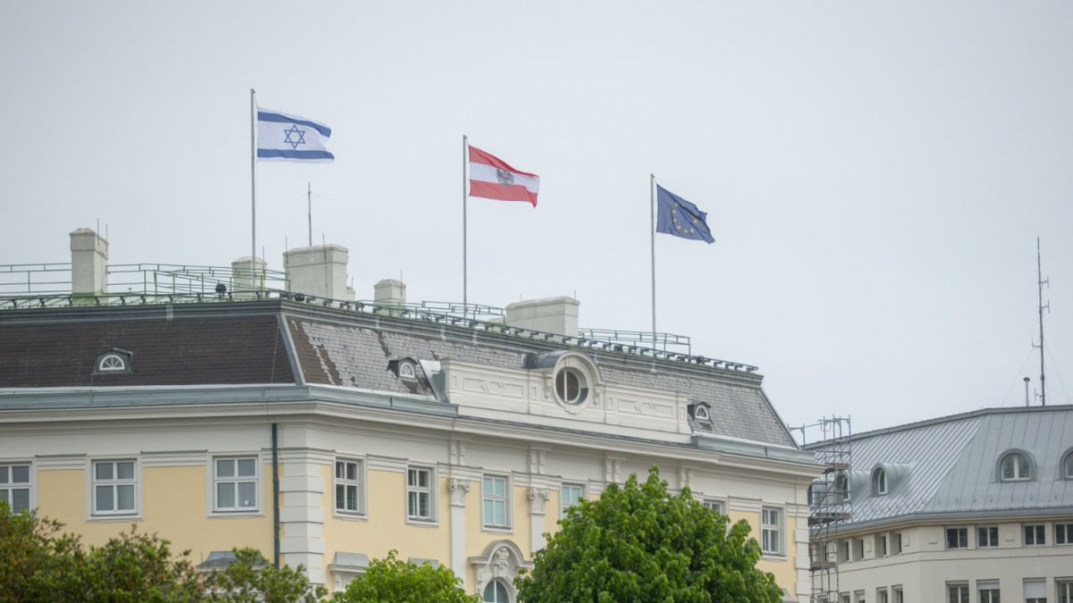 Над ведомством. Резиденция канцлера Австрии. Федеральный канцлер Австрии здание. Ведомство канцлера Австрии. Австрия флаг Израиля.