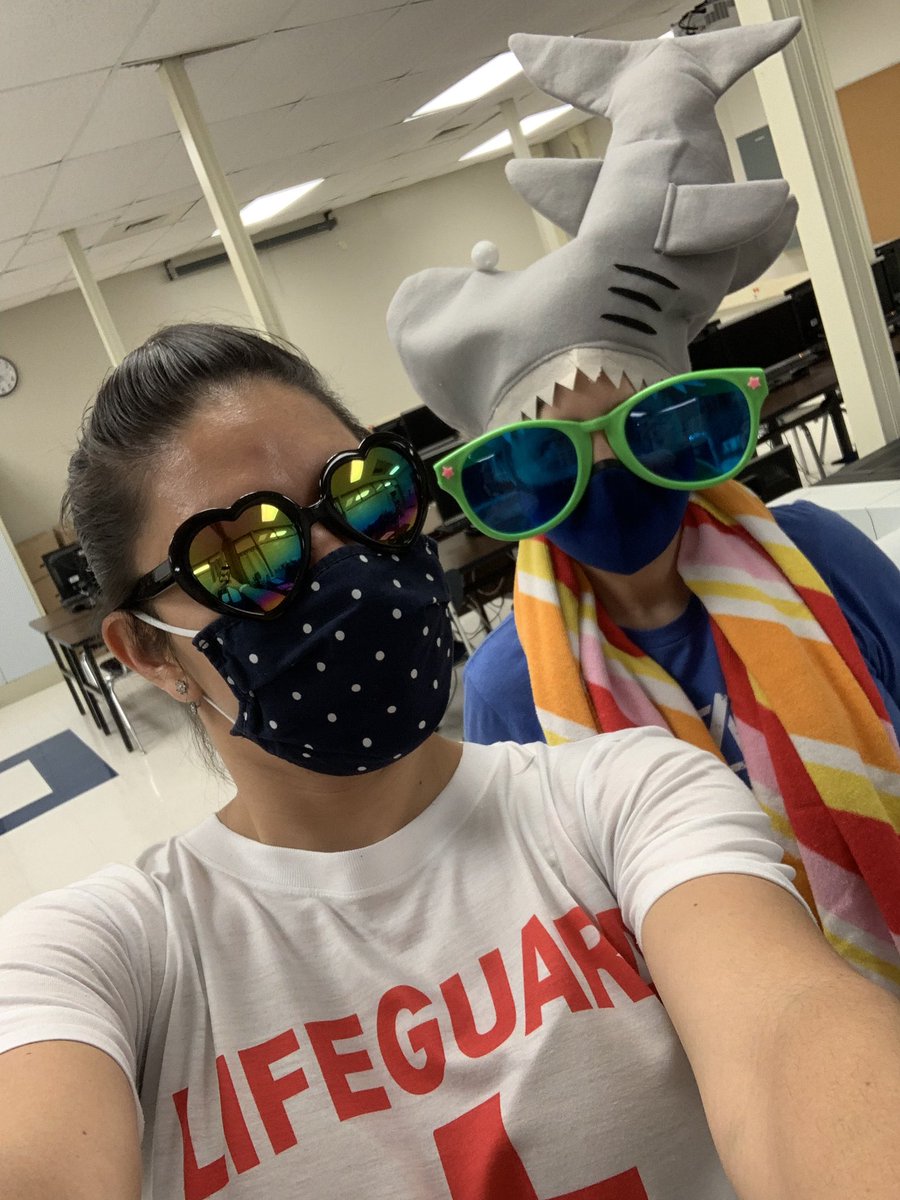 RobinChabot4's tweet photo. Senior Spirit Week!! #SeniorSem #BeachDay Fun in the sun is only #11More school days away! https://t.co/DMLT1F1k4G