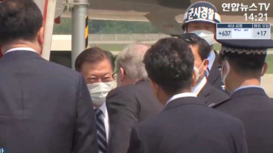 오늘 오후 바이든 <a href="/POTUS/">President Donald J. Trump</a> 대통령과의 정상회담 참석자 워싱턴DC를 향해 떠나는 문재인 <a href="/moonriver365/">문재인</a> 대통령을 환송할 수 있어 기뻤습니다.