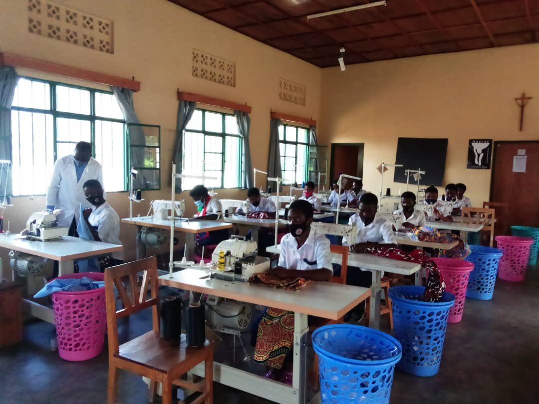 Museke_ONG's tweet photo. Aquí tenemos a nuestras alumnas del Centro de Formación Profesional de Costura Avanzada con su profesor ! Muy orgullosos de ellas ! 
#formandoparaelfuturo#💪🏾💪🏾💪🏾👏🏻👏🏾👏🏻👏🏾 https://t.co/BFUWOf6cUH