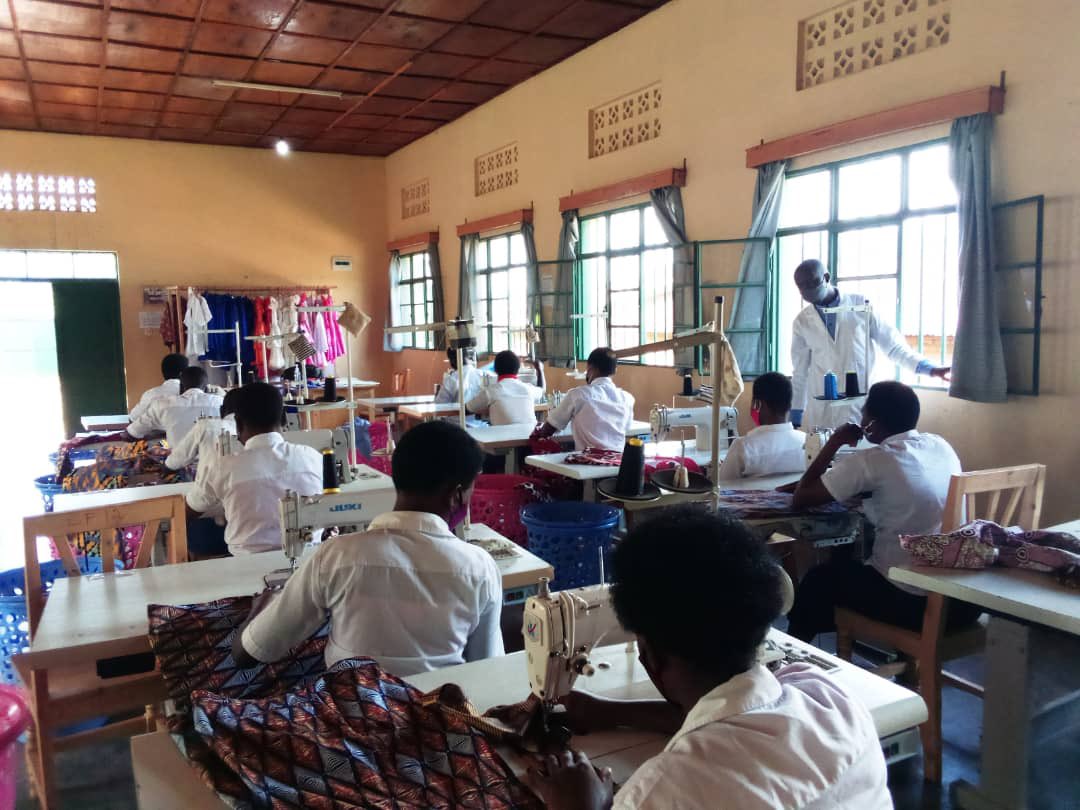 Aquí tenemos a nuestras alumnas del Centro de Formación Profesional de Costura Avanzada con su profesor ! Muy orgullosos de ellas ! 
#formandoparaelfuturo#💪🏾💪🏾💪🏾👏🏻👏🏾👏🏻👏🏾