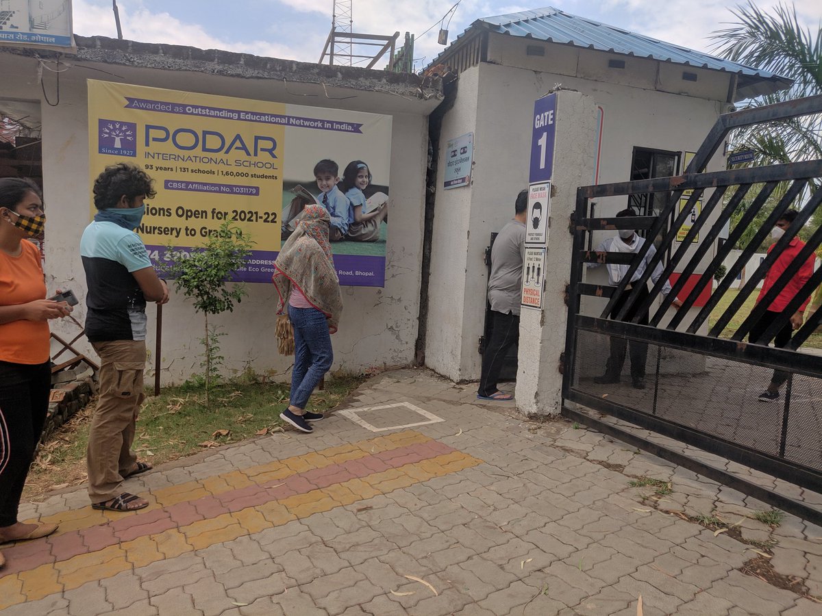sidsinghai's tweet photo. Mismanagement at UPHC/PODAR vaccination center in Kolua, Bhopal, M.P. no proper social distancing and no queue system. Upon asking to create a queue, the security is rude and disrespectful. A terrible experience. #CoWIN #vaccinationfor18plus  #Bhopal  #vaccinationcentre https://t.co/QZrk4tQExd