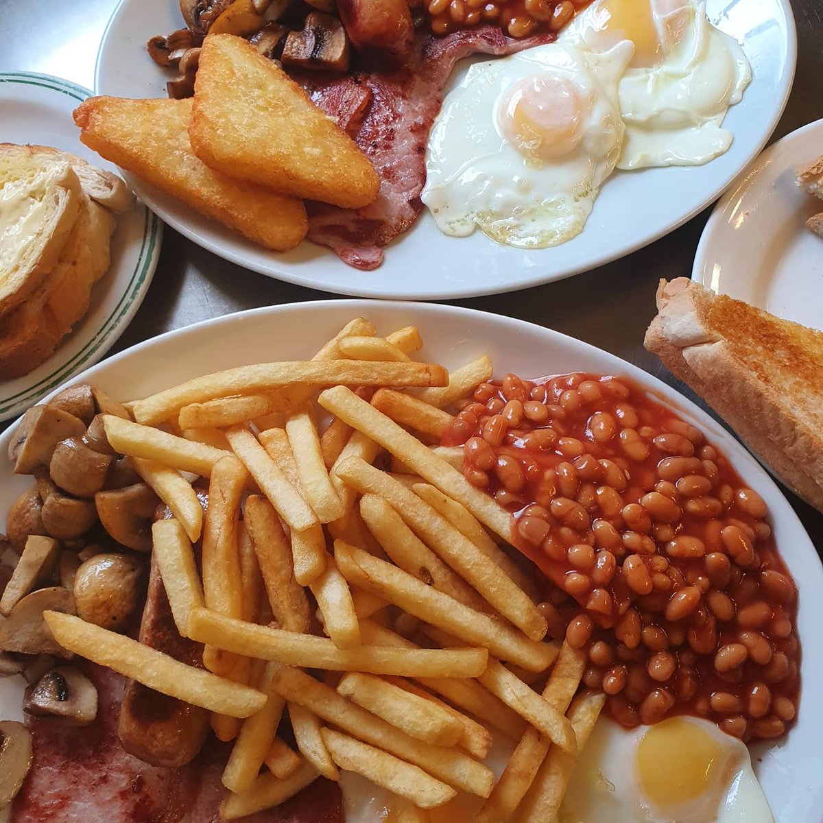 CafeChislehurst's tweet photo. So happy to actually see so many of our lovely customers. 
love having customers dine in. We are open everyday 630am to 5pm #lovethechestnut #chislehurst https://t.co/lhMN0pAYzo