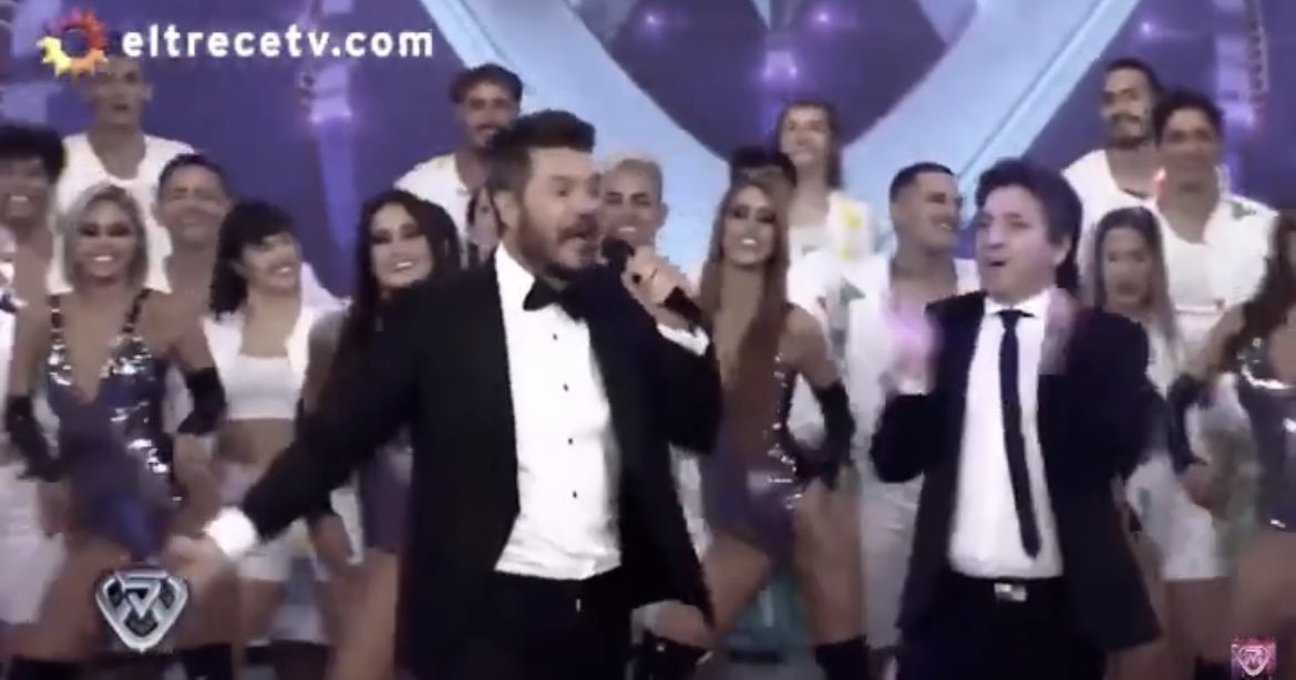 CarlosMaslaton's tweet photo. Ahora, todas las fiestas clandestinas que se desplieguen en la República Argentina deben iniciarse con una entrada como la de Tinelli y cantando Twist and Shout, con acercamiento sin barbijo. Filmar videos y subirlos a las redes con la frase "Si Tinelli puede, nosotros también". https://t.co/HoRY6GCU9X