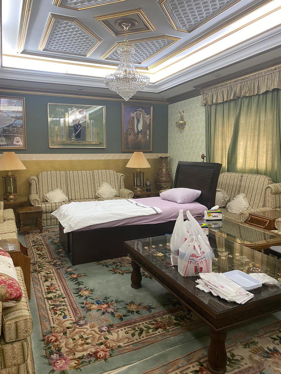 RaniaGh__'s tweet photo. رجعت للصور أول ما رجعت من أمريكا و لقيت السرير إلي أهلي حطوه لي فالمجلس عشان الحجر، كأني توني والد فالأربعين 😭😭😭😭😭😭😭😭😭😭😭 https://t.co/mAa16xhLZW