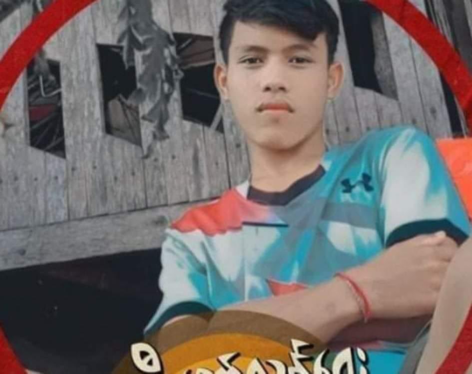 Haruonchill's tweet photo. One boy in the photo was arbitrarily ABDUCTED by Junta Terrorists in Thukha Street, #Myeik at around 6am on May19 after Terrorists dismantled the protest crowds by ramming with 2 compact cars and opening gunfires. 

#WhatsHappeningInMyanmar 
#May19Coup https://t.co/obytLROjGs