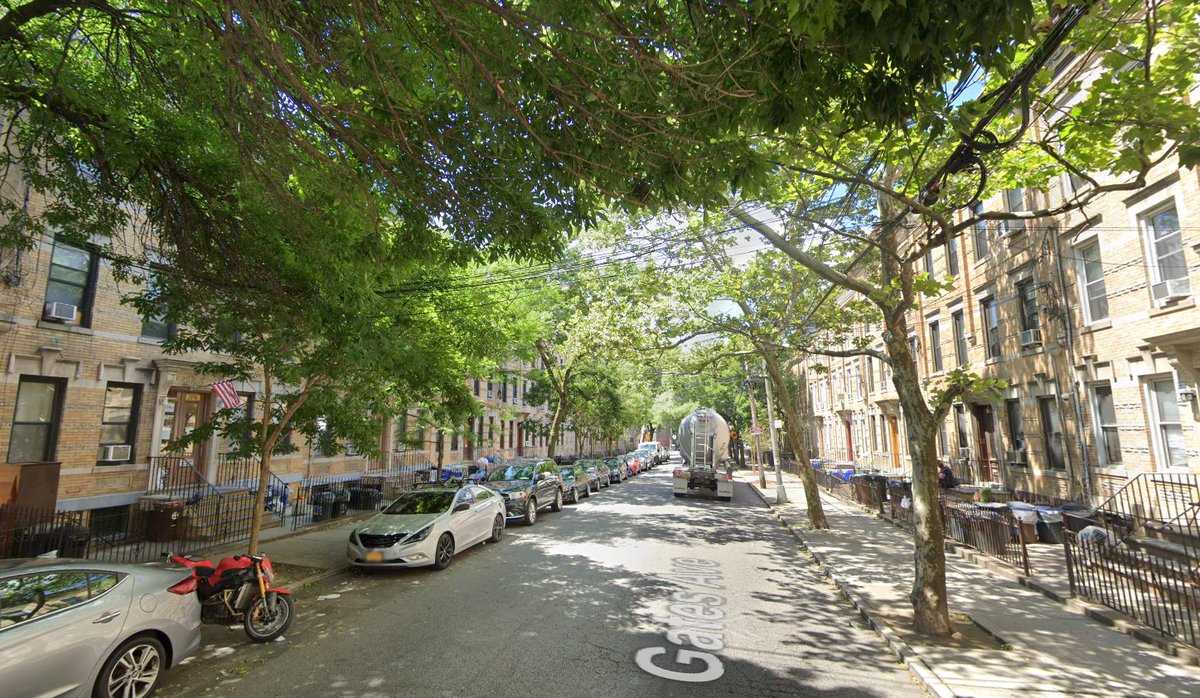 mnolangray's tweet photo. Would it really be so bad if more US residential streets looked like this? Low-rise multifamily, six units per 2,750 sqft lot, 216 homes along a 500 foot long block. https://t.co/SbiRt98zpz