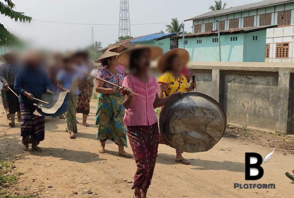 Residents in Yaylae Village, Shwegu, Kachin State banged pots and pans in front of the school to show their rejection to the teachers who returned to work without participating in CDM.
#May19Coup
#WhatsHappeningInMyanmar