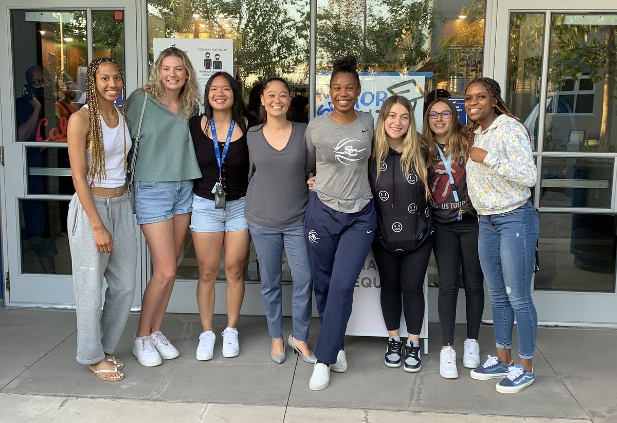 3 different classes of alumni coming to support one of the best teammates SC has ever had on Senior Night! 💙🤍