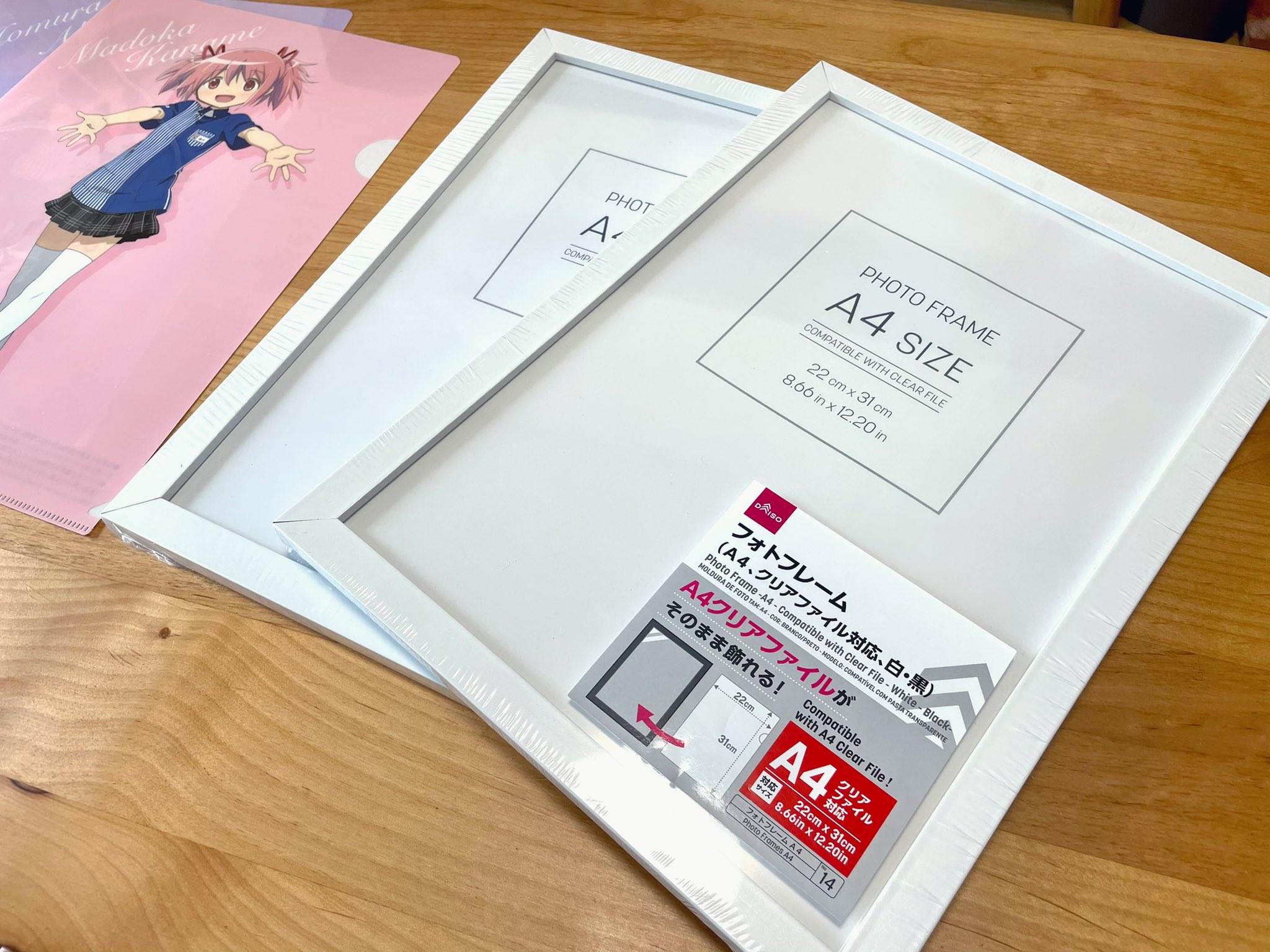 いとぅー 昨日のクリアファイルを大事に飾るために額に入れました ダイソーさんのクリアファイルも入るa4額縁です 神 T Co Tpr9kfbank Twitter