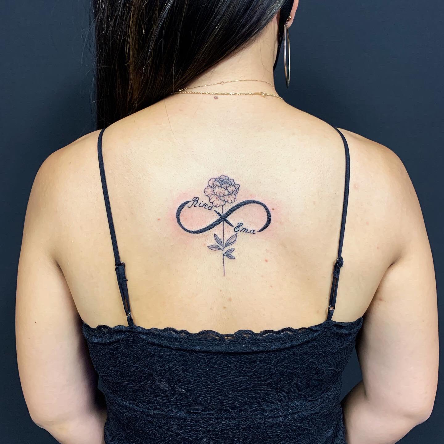 墨鎧文身 初代彫ゆう 花とインフィニティと子供の名前で十字架を作ったタトゥー Infinitytattoo Flowertattoo Crosstattoo 刺青 Irezumi Wabori タトゥー Tattoo 前橋彫ゆう 初代彫ゆう 彫ゆう Horiyu 墨鎧文身 インクアーマータトゥー