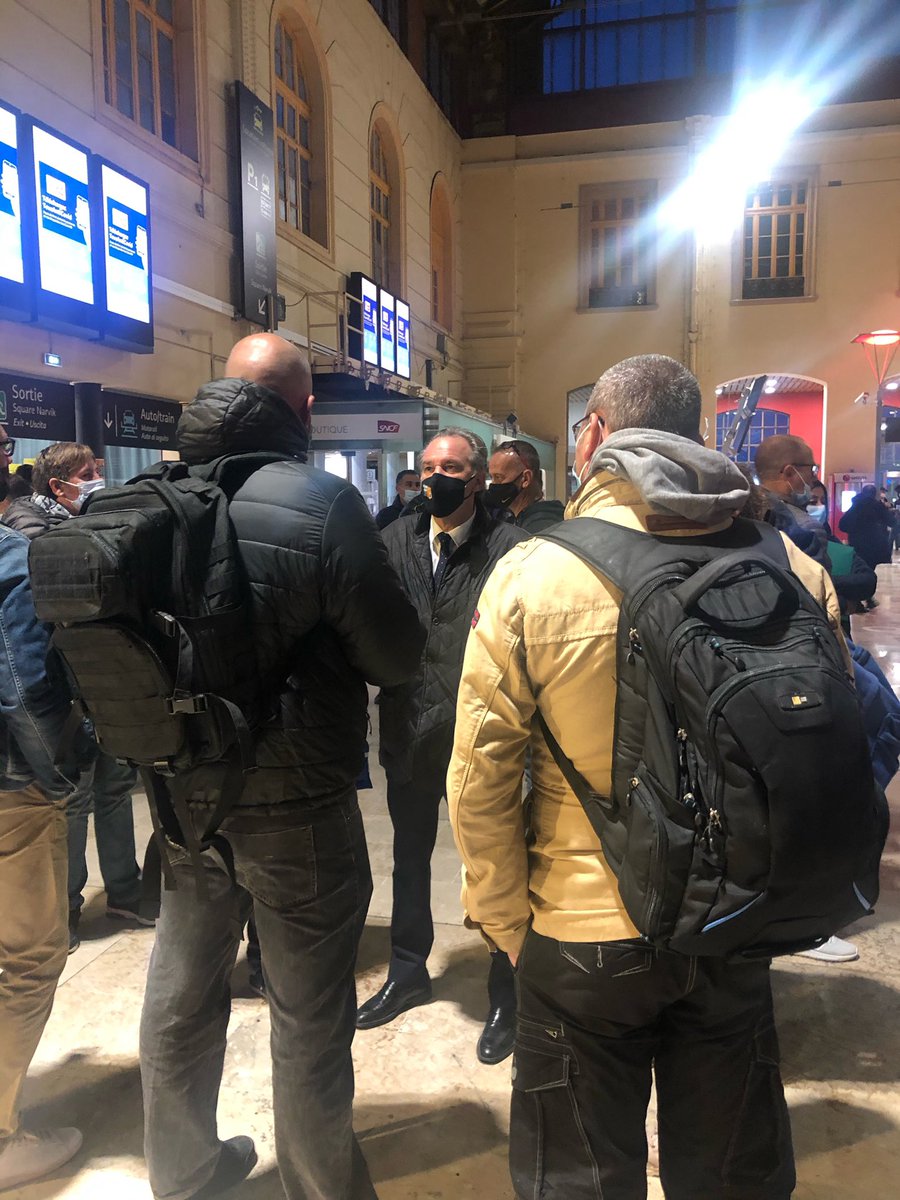 Début de journée sur les quais de la gare Saint-Charles de #Marseille, pour saluer et remercier les policiers de <a href="/MaRegionSud/">Région Sud</a> qui rejoignent leurs collègues à Paris pour la #ManifPolice ! On doit aimer notre police, on doit respecter l’autorité de tous ceux qui nous protègent !🤝