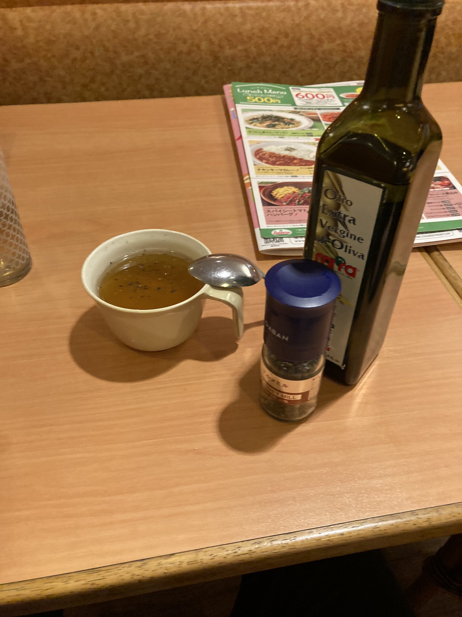 人間 サイゼリヤのランチスープはまずいとしばしば言われるが オリーブオイルと胡椒を入れると美味い T Co 4wrcdi2tt8 Twitter