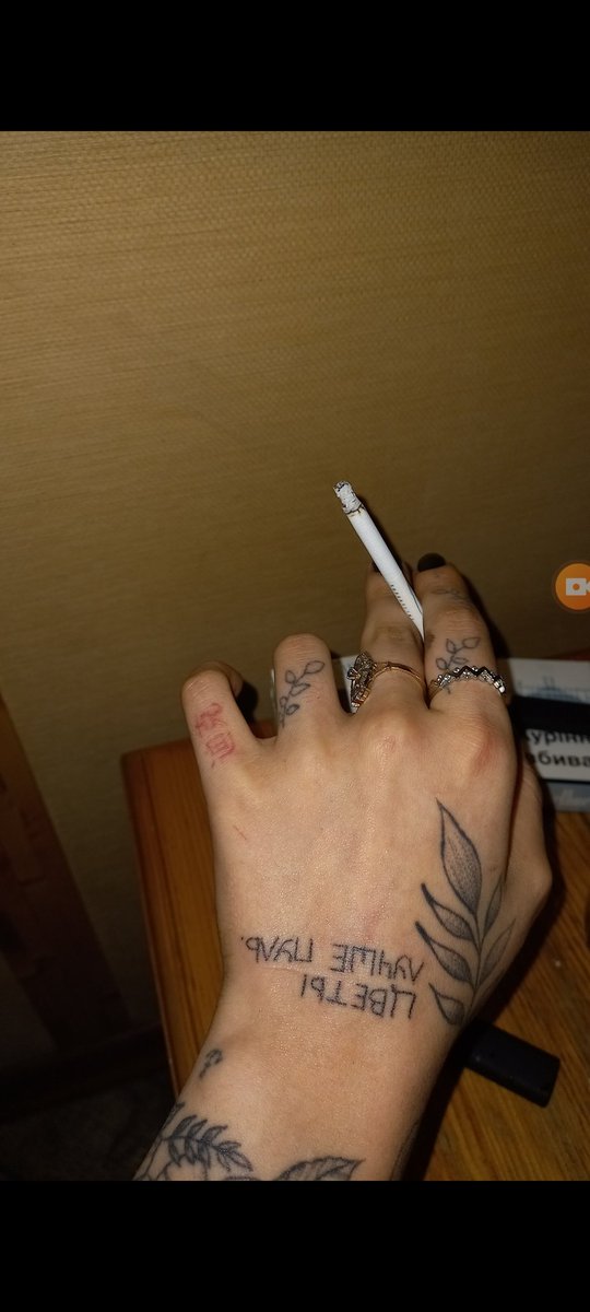 skinny_bleach's tweet photo. 2020:
-Блинб а вдруг на работу и в универ не возьмут жесть страшно теперь кисть забитая...
2021:
-Бля а шо добавить ну явно ж шота не хватает https://t.co/8BBKJK2FzP