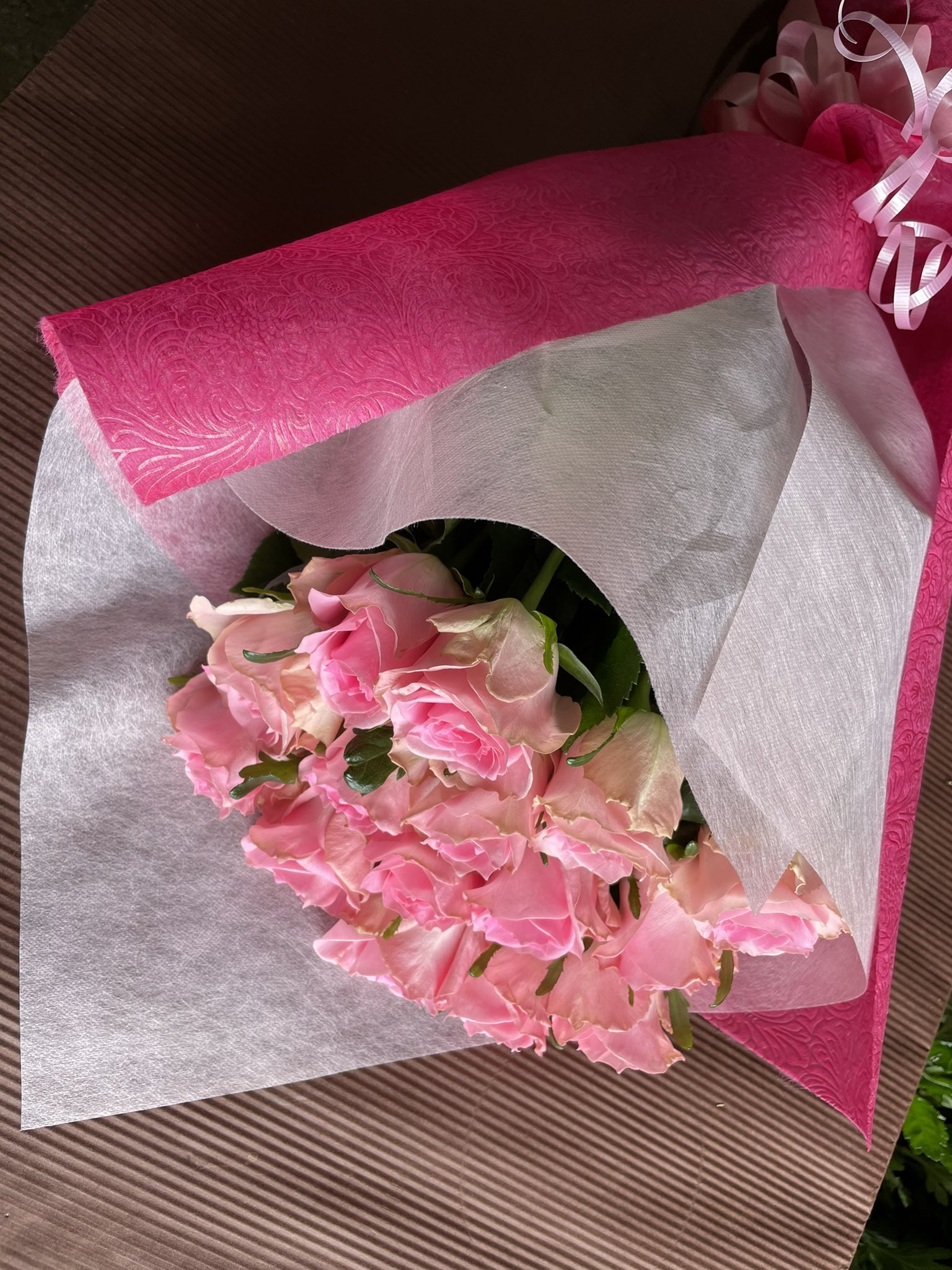 石田花店 こちらはお祝い用の花束です ピンクのバラ15本のオーダーでした 先程投稿致しました ピンクのバラの女王様 バラ ブロッサムピンクを使用致しました バラ 15本 花言葉 永遠の友情 石田花店 Tel 072 675 0338 高槻 高槻市 たかつき 石田花店 こちらはお祝い用の花束です ピンクのバラ15本のオーダーでした 先程投稿致しました ピンクのバラの女王様 バラ ブロッサムピンクを使用致しました バラ 15本 花言葉 永遠の友情 石田花店 Tel 072 675 0338 高槻 高槻市 たかつき