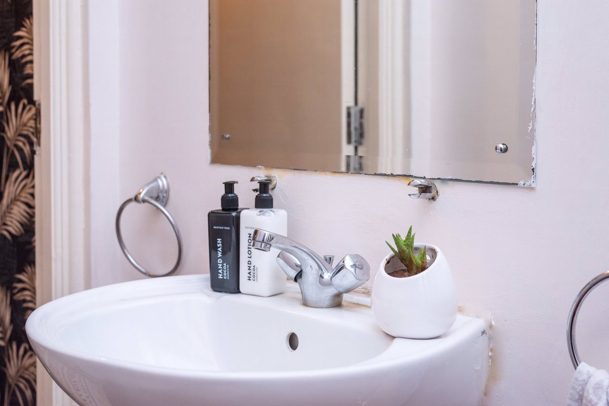 fridahkendi1's tweet photo. Small spaces can make a big impact. Hereβs a powder room I recently installed.
#interiordesign #interiordesigner #interiordesignke #interiordeco #interiordecor #nairobi #Kenya https://t.co/UJcdGS4OdZ