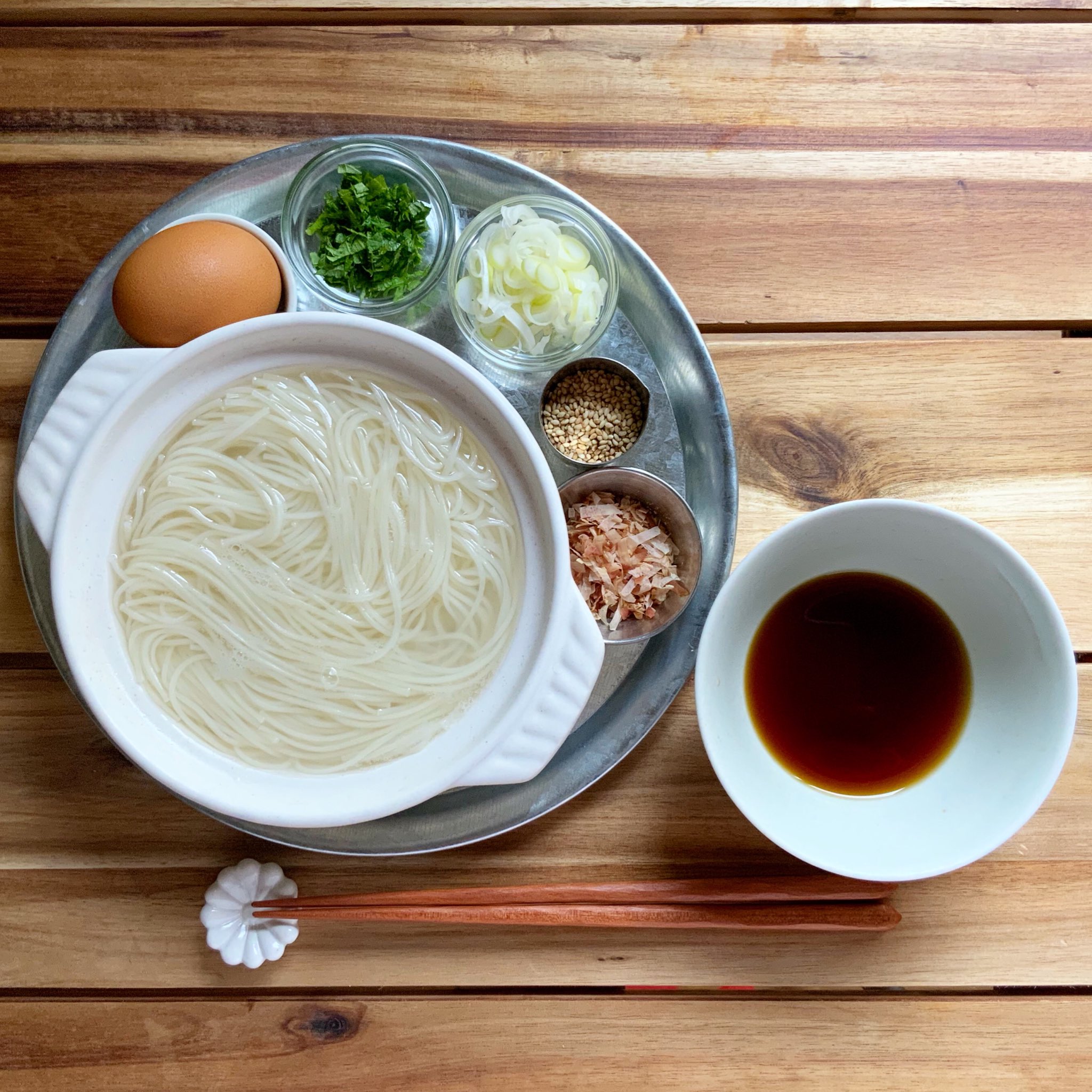日坂春奈 今日のそうめん 釜揚げそうめん 760日目 寒 い日は 熱々釜揚げ そうめんは茹でたお鍋ごと食卓に 生卵や薬味色々とめんつゆを原液で お茶碗の中で混ぜてじゅるじゅる 個人的には釜揚げには鰹節が必須アイテム 明太バターもおすすめ