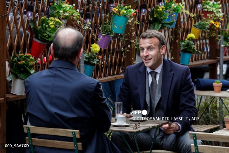 French President Emmanuel Macron (R) and French Prime Minister Jean Castex (L) are having coffees at a cafe terrace in Paris. 
 📷 Geoffroy Van der Hasselt #AFP