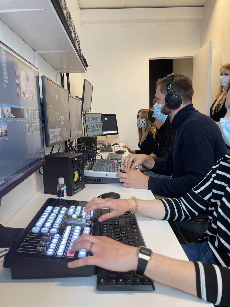 MCI_France's tweet photo. 🎥 Au studio MCI France, on a enregistré le #DentalForum pour @UNPPD 🦷 Programme 100% digital et 100% SMILE 😬 avec des conférences en  live,  des rencontres en visioconférence, et des contenus exclusifs autour de la prothèse dentaire. 

👉🏻 Du 25 au 29.05.21 pour en savoir plus. https://t.co/W8iw97lIRK