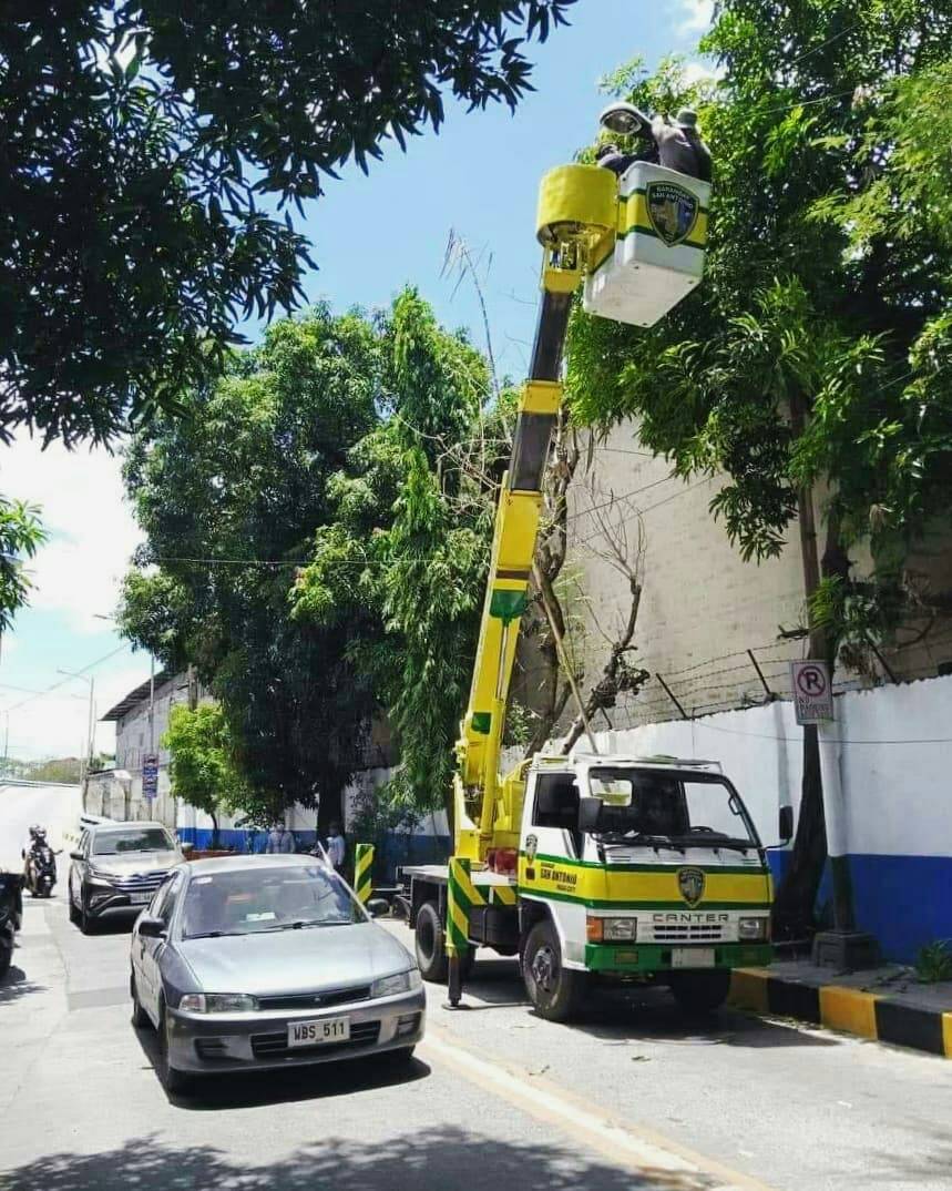 bsapasig's tweet photo. Matapos magsagawa ng routine CCTV maintenance sa @bsapasig, ✅ atin ding pinahiram ang manlift truck para sa maintenance works sa Barangay Buting at Barangay Santolan. 📍 Sa abot ng aming makakaya, makakaasa kayo sa #ServiceBeyondBorders. 👍
#BSABayanihan #TuloyAngSerbisyoBSA https://t.co/6XydBDvDUL