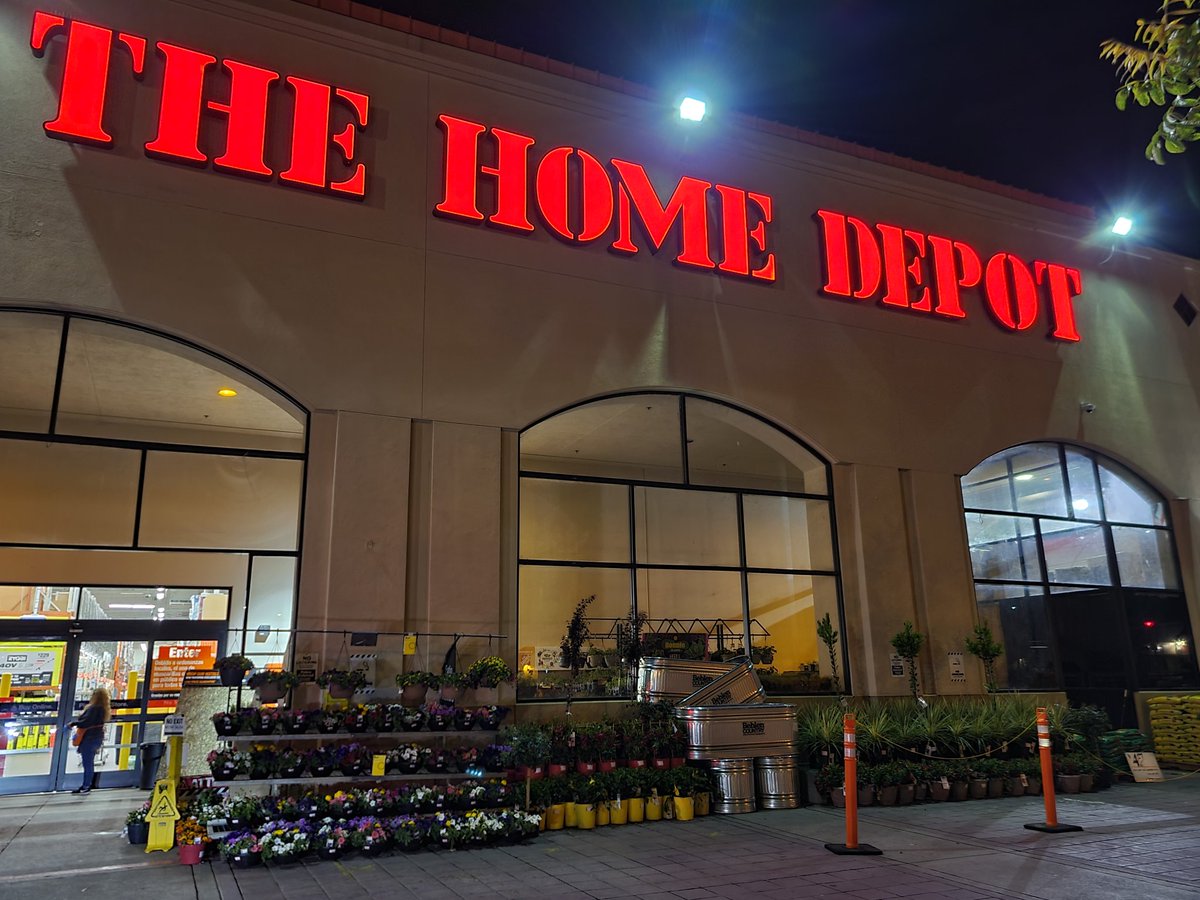 Something about neon lights and live goods that just hits that aesthetic. 👌#pacnorthproud <a href="/sean_john5/">Sean Johns</a> @MiguelS07665812 <a href="/twylaroberson17/">twyla roberson</a>