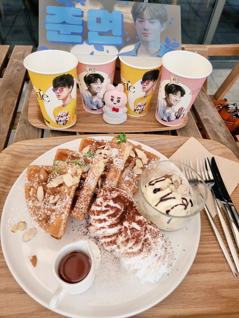 면사포님 생일카페❤
이쁜 생일카페 감사해요💕 <a href="/MYEONSAFO/">면사포</a>
#HAPPY_SUHO_DAY #준면아생일축하해 #면사포이벤트