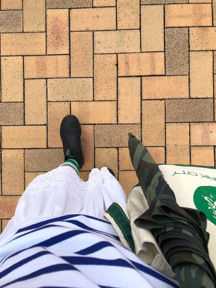 飽きるほど同じ服を着ている(傘は同じの3本め)