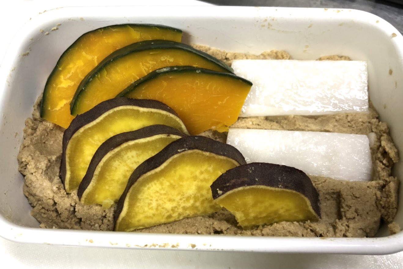 成城きた山 青マネ 皆んな休業中何食べてるの 私達のボス編 薩摩芋と南瓜の糠漬け 南瓜と薩摩芋をカット サッと蒸してから漬けてみました そして 南瓜と薩摩芋が甘いので好みが分かれそう との事でした 井上咲楽 さんも糠漬けを色々試してる 成城きた山 青マネ 皆んな休業中何食べてるの 私達のボス編 薩摩芋と南瓜の糠漬け 南瓜と薩摩芋をカット サッと蒸してから漬けてみました そして 南瓜と薩摩芋が甘いので好みが分かれそう との事でした 井上咲楽 さんも糠漬けを色々試してる