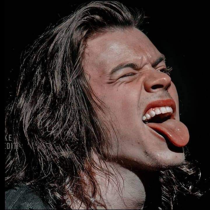 Harry en esta foto🛐
I vote #HarryStyles for #MaleArtistOfTheYear at the #iHeartAwards