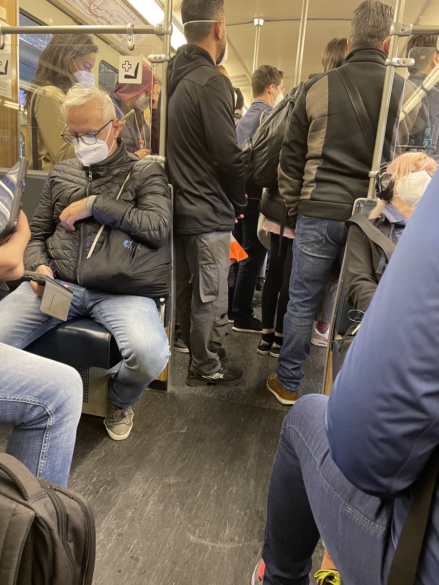 Das Virus kuschelt mit... Eng an eng heute in der #U2 ⁦<a href="/MVGticker/">MVGticker</a>⁩