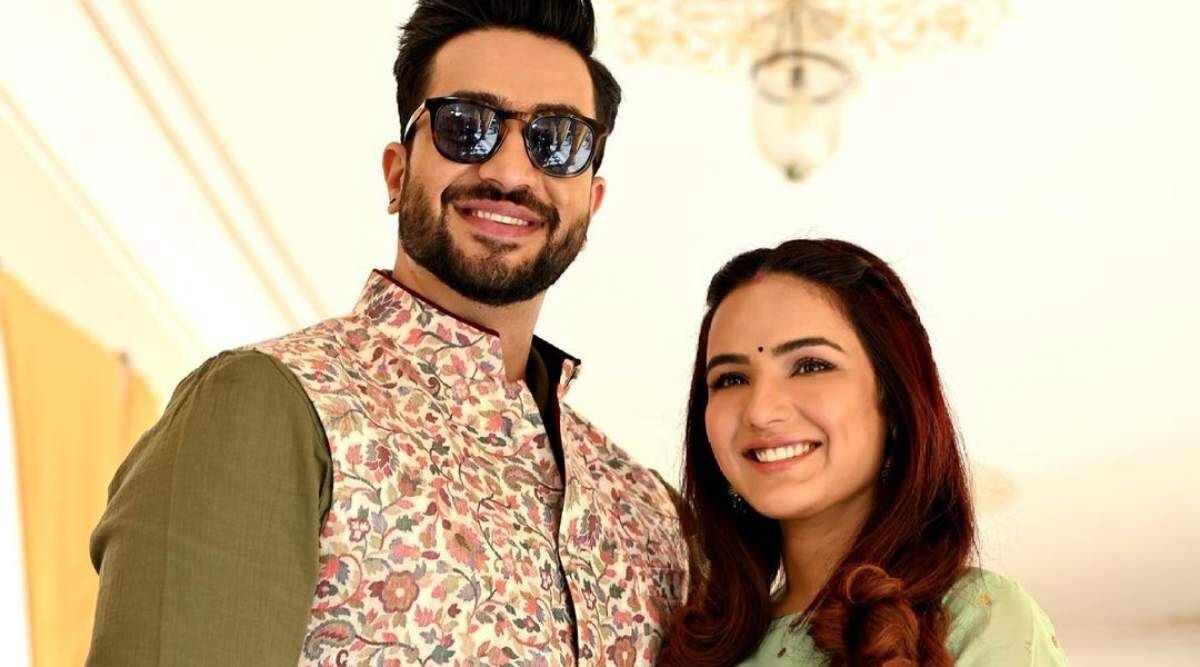 sidkannan's tweet photo. Pick your Favourite Jodi 😍
Like for @rahulvaidya23 &amp; @disha11parmar 
Retweet for @AlyGoni &amp; @jasminbhasin 
Shower your love on your favourite couple now !🔥🤗
#siddharthkannan #sidk #dishaparmar #Rahulvaidyarkv #AlyGoni #JasminBhasin #BB14 #Wednesdayvibe https://t.co/RSarfZmZau