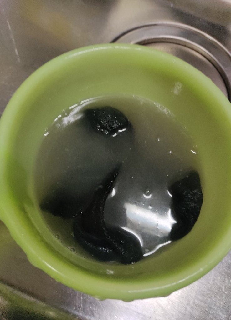 sorenami5's tweet photo. ヘルメットのインナー重曹＋ぬるま湯につけ置き中。お湯だけと水の汚れが全然違う。 https://t.co/s3uinEvJmm
