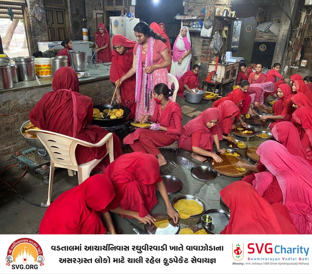 વાવાઝોડાના અસરગ્રસ્થ લોકો માટે પ.પુ ધ.ધુ આચાર્ય મહારાજશ્રીની આજ્ઞાથી ‘ફુડપેકેટ’ તૈયાર કરતા સંતો, પાર્ષદો અને lndymના યુવાનો તથા પ.પુ.અસૌ. ગાદીવાળા માતૃશ્રીની આજ્ઞાથી અને પ.પુ અ.સૌ વહુજી મહારાજના માર્ગદર્શન નીચે  ભોજન  તૈયાર કરતા પ.પુ લાલીરાજા રાજનંદનીકુવરબા તથા સાંખ્યયોગી બહેનો.