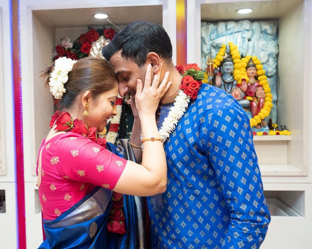 MarathiCineyug's tweet photo. अभिनेत्री 'सोनाली कुलकर्णी' अडकली विवाहबंधनात!

#HappyMarriedLife @meSonalee https://t.co/kcJVb0K4pI
