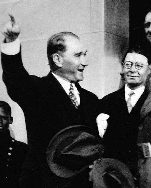 "Bir adım bazen çok şeyi değiştirebilir, yeter ki nereye atacağını bil."

#Samsun #19Mayis1919
#AtatürküAnmaGençlikVeSporBayramı