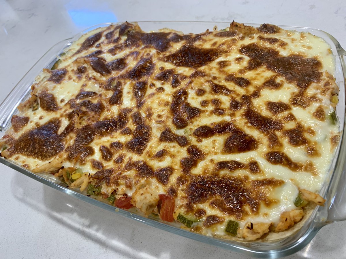 MiShowdeCocina's tweet photo. #PastelAzteca de mi #México lindo y querido! Tortillas, pollo, chile, todo hecho #Lasagna o #Pasticho. Padrísimooo!!!🤣🤩👩🏻🍳👍🇲🇽
https://t.co/ZJjhsJAVYG https://t.co/yhejTVMDNs