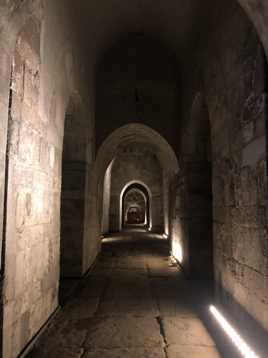 AntiokhosE's tweet image. Spotted a ‘Han grave’ on my map. No photos, behind a school in Dingzhou. Worth a look, expectations low.

Behind low slung temple, a tumulus. Beneath, a tunnel. At end: an immaculately preserved, 2000 year old tomb of a noble, writing still gleaming from the bricks. Breathtaking.