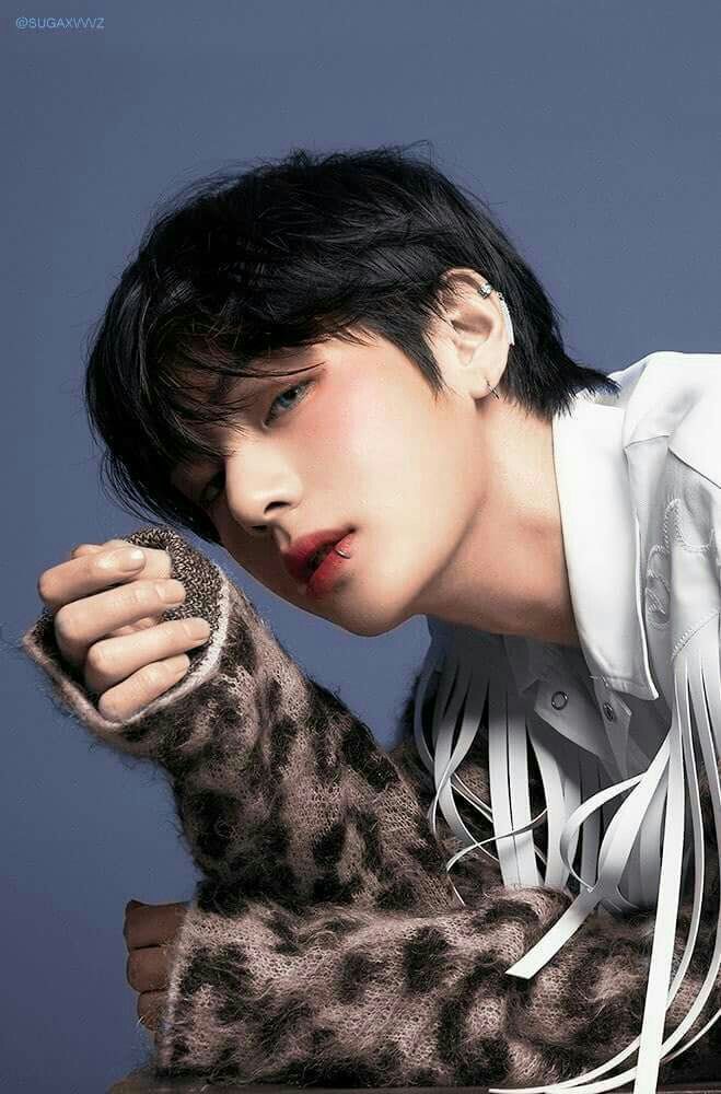 V4NTEKOO_'s tweet photo. I offer you this Taehyung https://t.co/UEYfLawQ9I