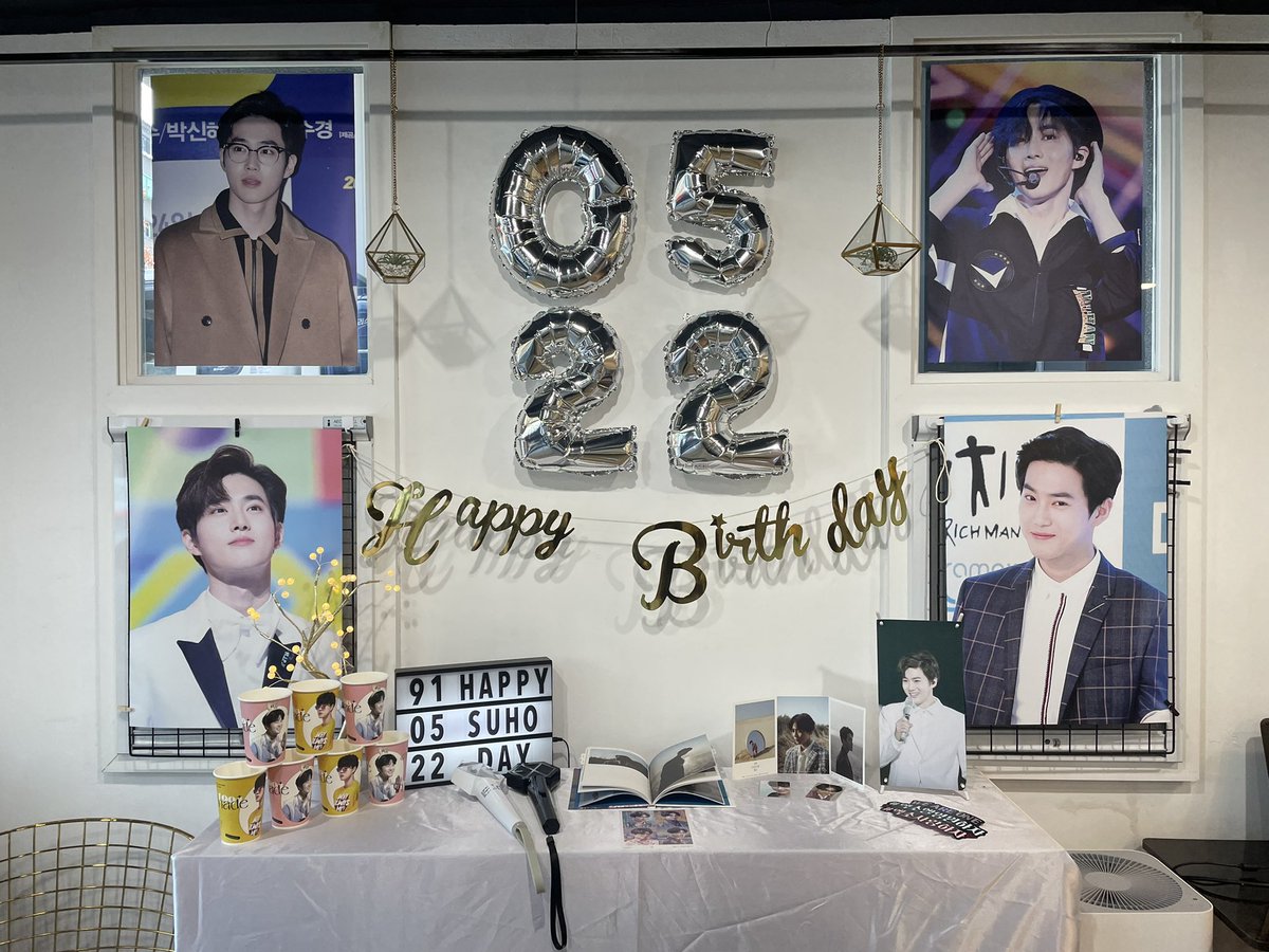 급하게 다녀간 생일카페..
특전사진 너무 예뻐서 결국 메뉴 추가해서 두장 겟.!
조만간 한번더 찬찬히 둘러보러 가야지..☺️
#HAPPY_SUHO_DAY 
#준면아생일축하해 
#면사포이벤트 
<a href="/MYEONSAFO/">면사포</a>  <a href="/cafe_HA_L/">하엘(HA.L)</a>